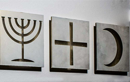 Symbole für Judentum, Christentum und Islam in der Bahnhofkirche Zürich