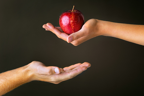 Adam und Eva, Apfel Übergabe