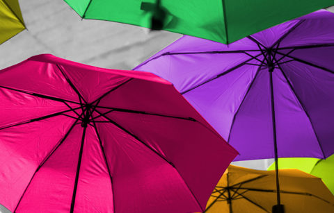 Grenzverletzungen, bunte Regenschirme
