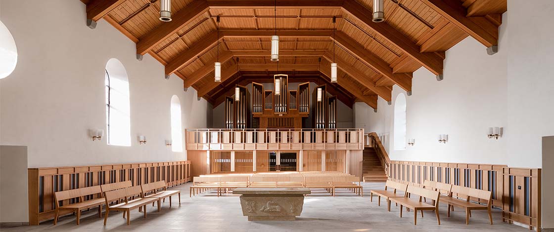 Das innere einer Kirche mit Blick auf den Taufstein und die Orgel