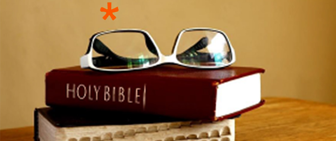 Bibel aufeinandergestapelt mit Sonnenbrille zuoberst