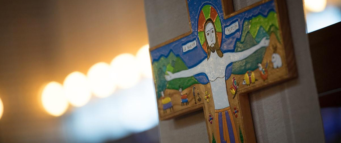 Holzkreuz mit gemaltem Jesus