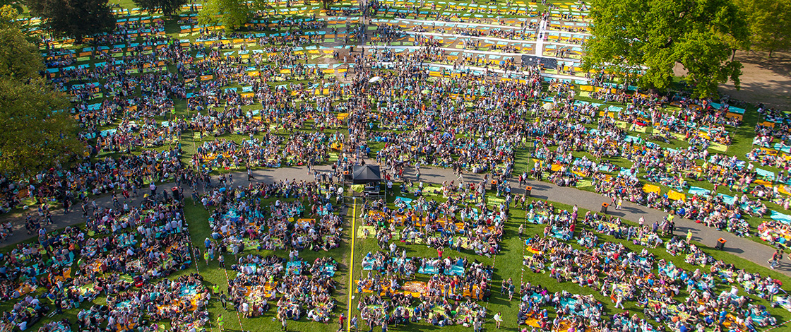 Viele Teilnehmer sammeln sind im Park, Karlsruhe 22