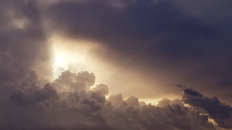 Gewitterwolken ziehen auf. Die Sonne kämpft sich durch