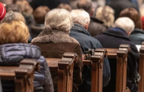 Leute in Kirchenbänken