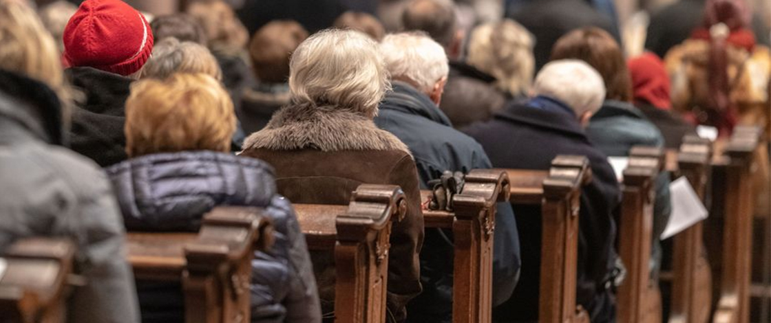 Leute in Kirchenbänken