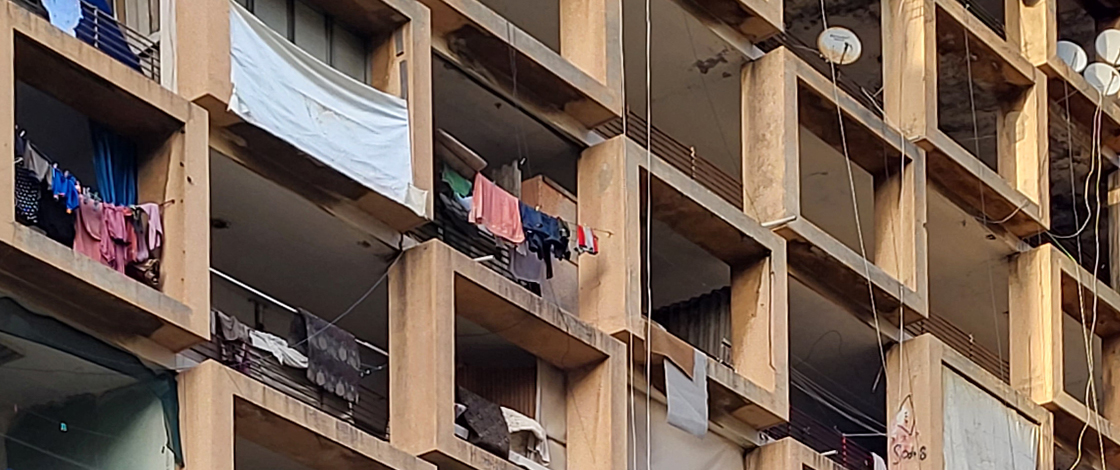 Il ne reste plus que la structure en béton de cet immeuble à Beyrouth…