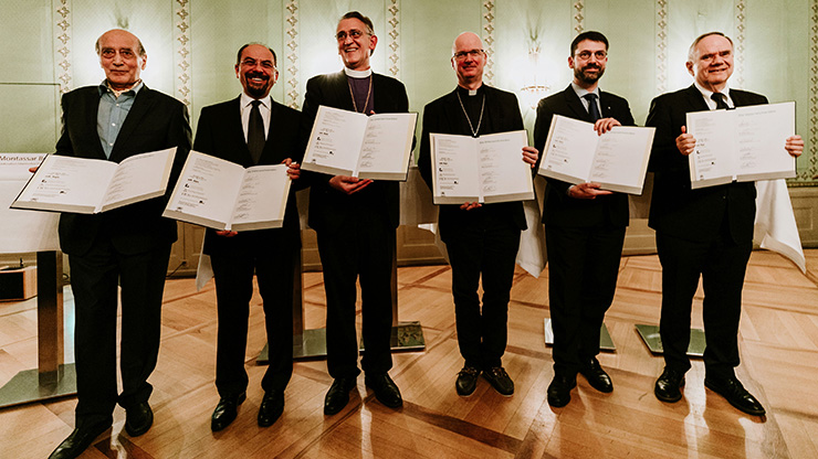 Interreligious Declaration on Refugees, Gruppenbild Die Unterzeichnenden: (v.r.n.l) - Dr. Herbert Winter Präsident Schweizerischer Israelitischer Gemeindebund SIG - Dr. Gottfried Locher Ratspräsident Schweizerischer Evangelischer Kirchenbund SEK - Mgr Dr. Charles Morerod Präsident Schweizer Bischofskonferenz SBK - Bischof Dr. Harald Rein Bischof Christkatholische Kirche Schweiz CKS - Dr. Montassar BenMrad Präsident der Föderation Islamischer Dachorganisationen Schweiz FIDS - Dr. Farhad Afshar Präsident Koordination Islamischer Organisationen Schweiz KIOS