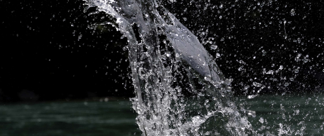 Wasser spritzt beim Eintauchen auf