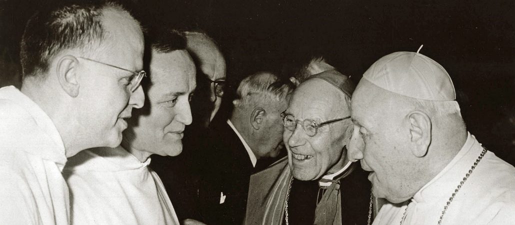 Frère Max und Frère Roger von der Gemeinschaft von Taizé im Gespräch mit Kardinal Augustin Bea und Papst Johannes XXIII. Bild: KNA