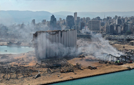 Das Getreidesilo, das durch die Explosion im Hafen von Beirut 2020 beschädigt wurde, fing vergangenes Jahr Feuer und stürzte ein.