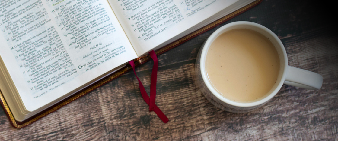 Bibel und Kaffee